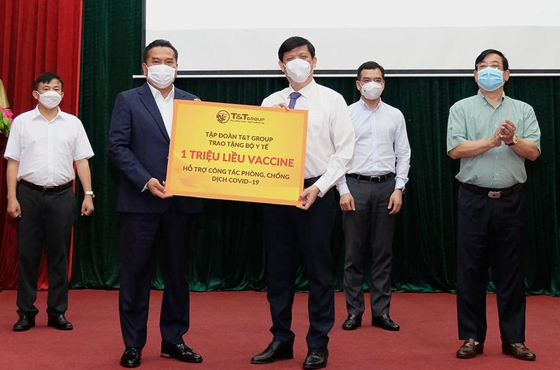 越南各企业和集团向新冠肺炎疫苗基金会提供1250亿越盾援助